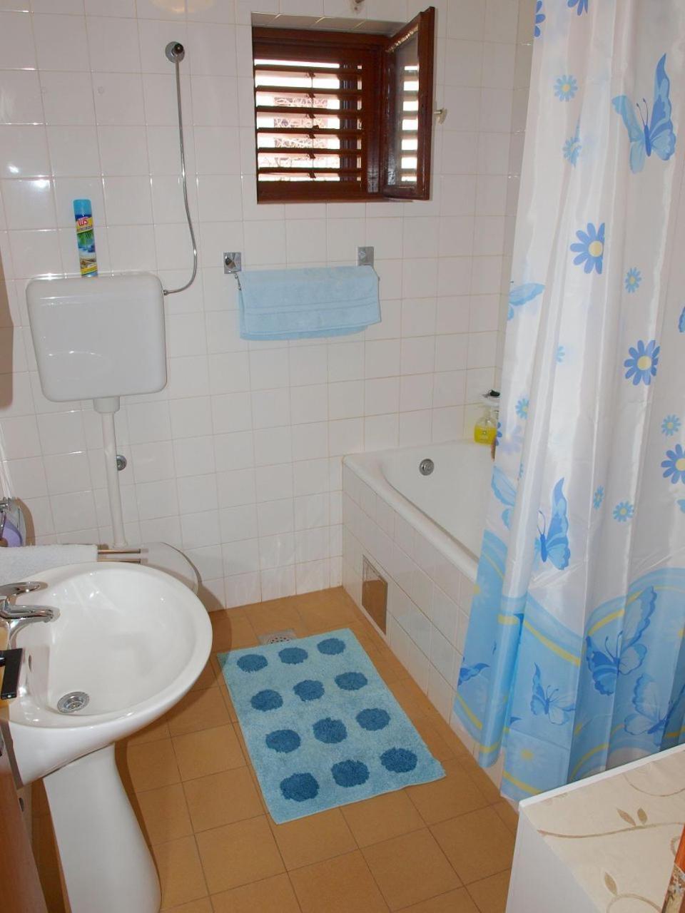 Apartment Mirja - 100m From The & Parking *